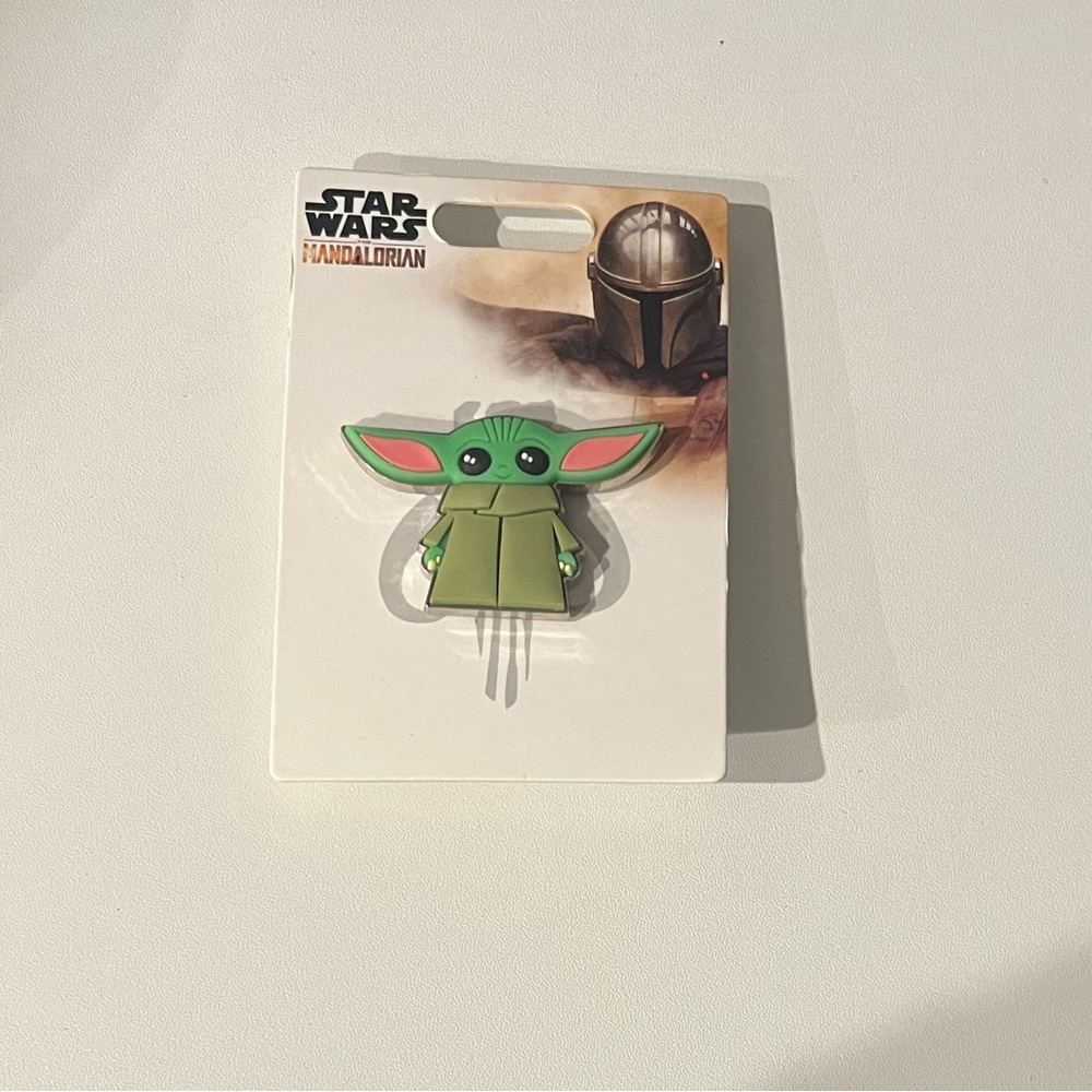 Baby yoda/grogu pin